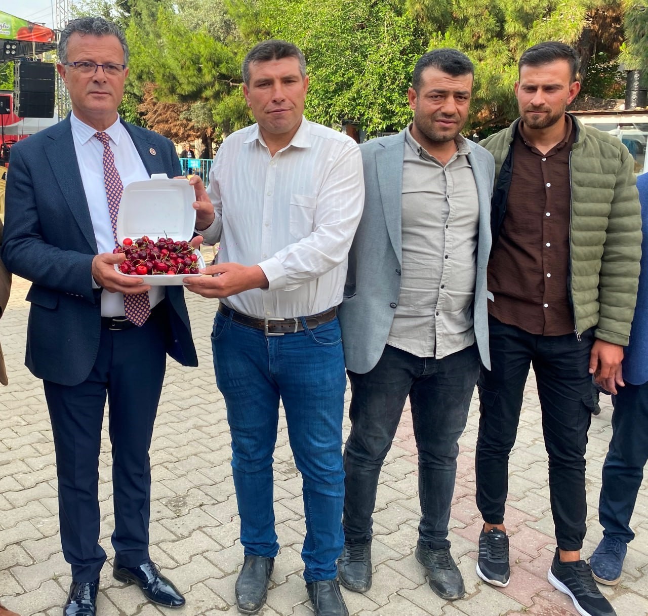 10 dakikada 2 buçuk kilo kiraz yedi, altını kazandı 