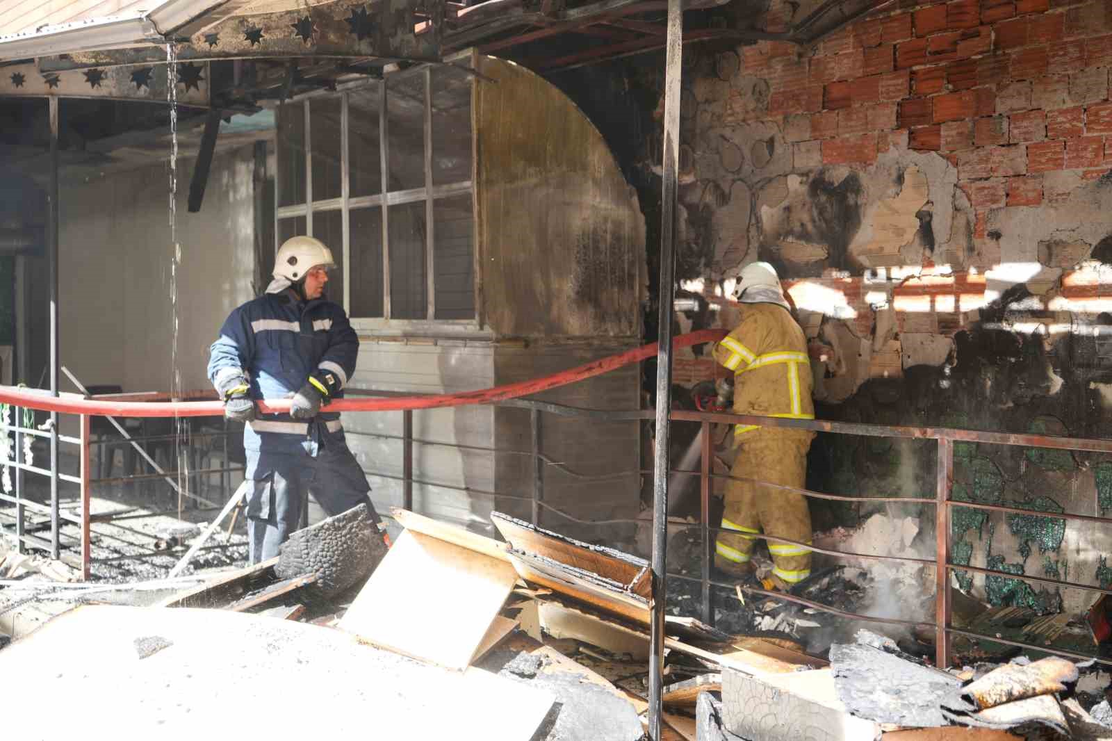 Gümüşhane’de iş merkezinde çıkan yangın paniğe neden oldu 