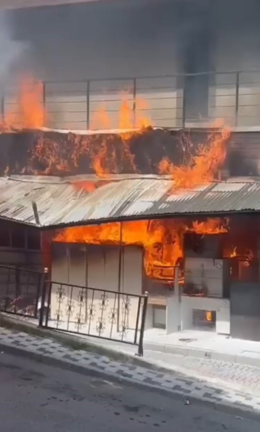 Gümüşhane’de iş merkezinde çıkan yangın paniğe neden oldu 