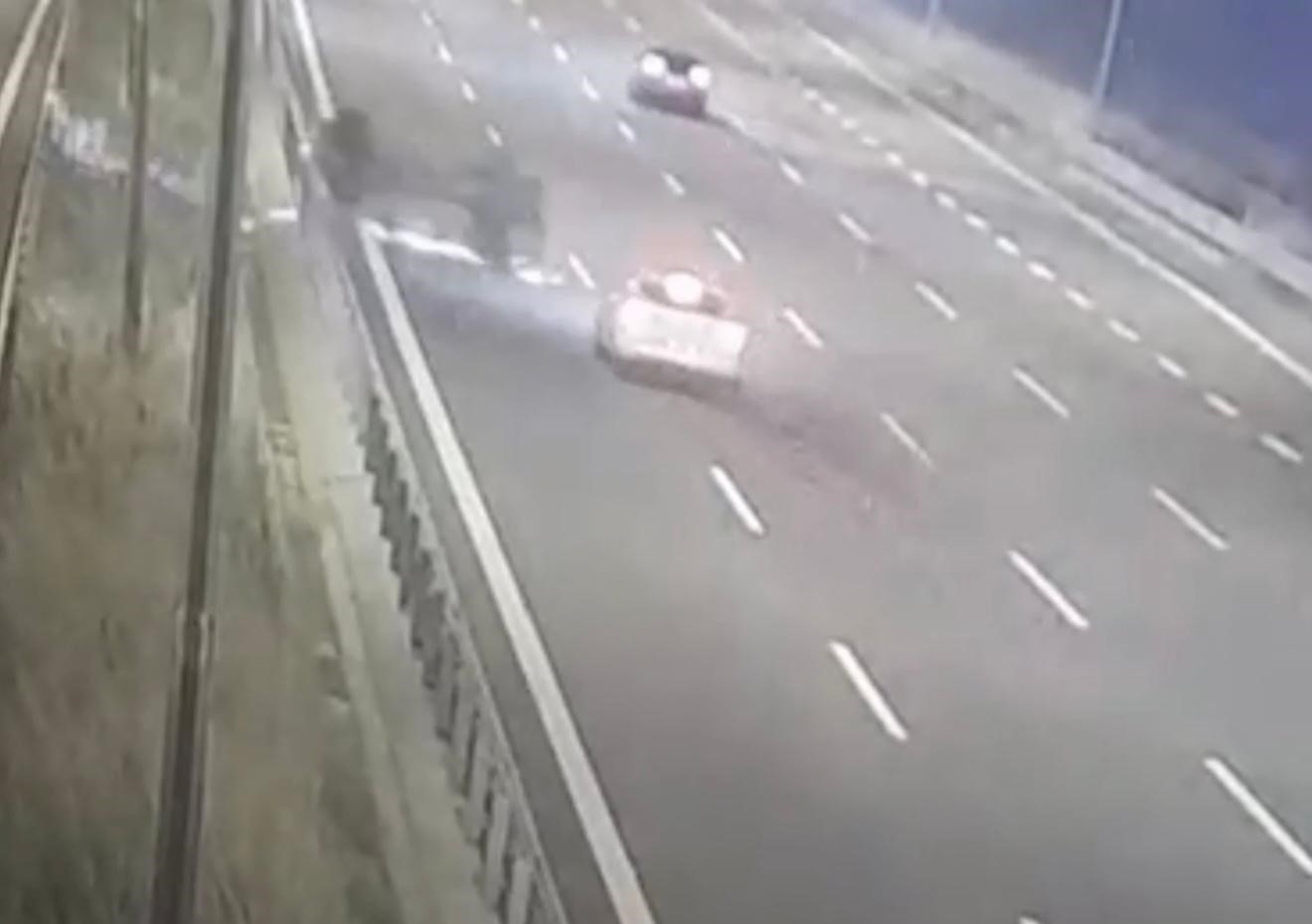 Taklalar atan otomobilden yola savrulmuştu: 9 yaşındaki çocuğun tedavisi sürüyor 