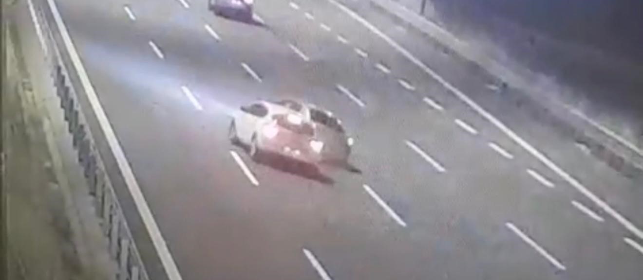 Taklalar atan otomobilden yola savrulmuştu: 9 yaşındaki çocuğun tedavisi sürüyor 