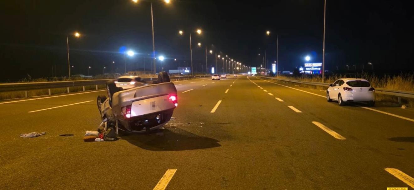 Taklalar atan otomobilden yola savrulmuştu: 9 yaşındaki çocuğun tedavisi sürüyor 