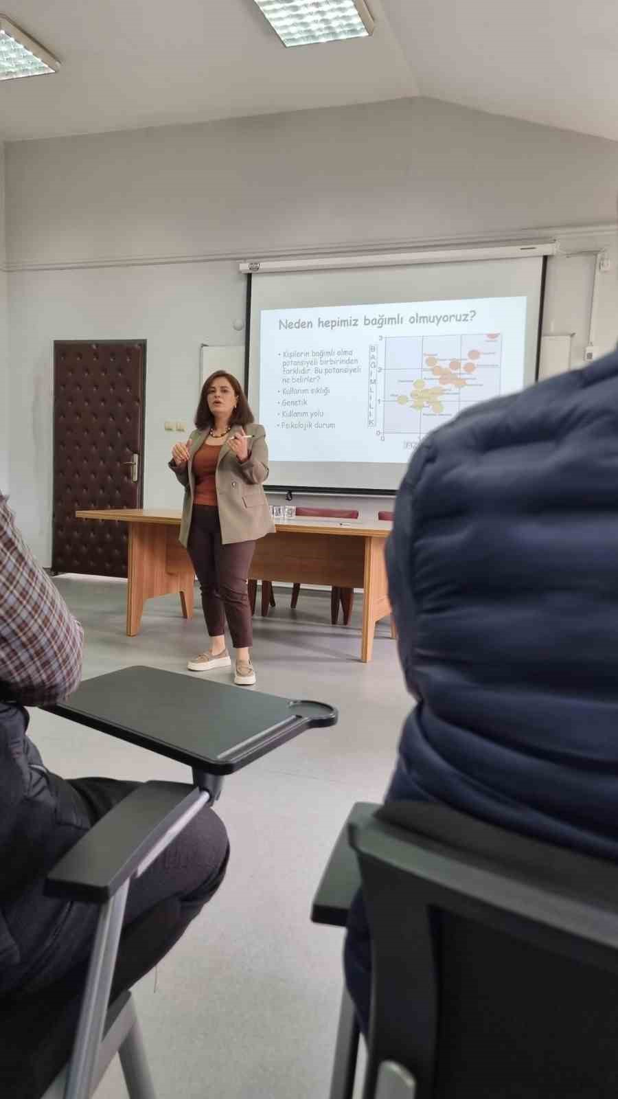 Bağımlılıkla mücadele eğitimi verildi 