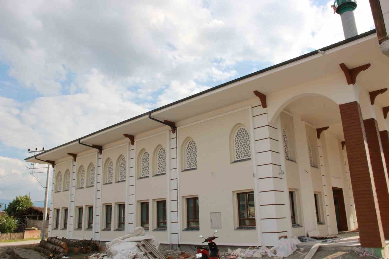 Yapımı devam eden camide son rötuşlar 