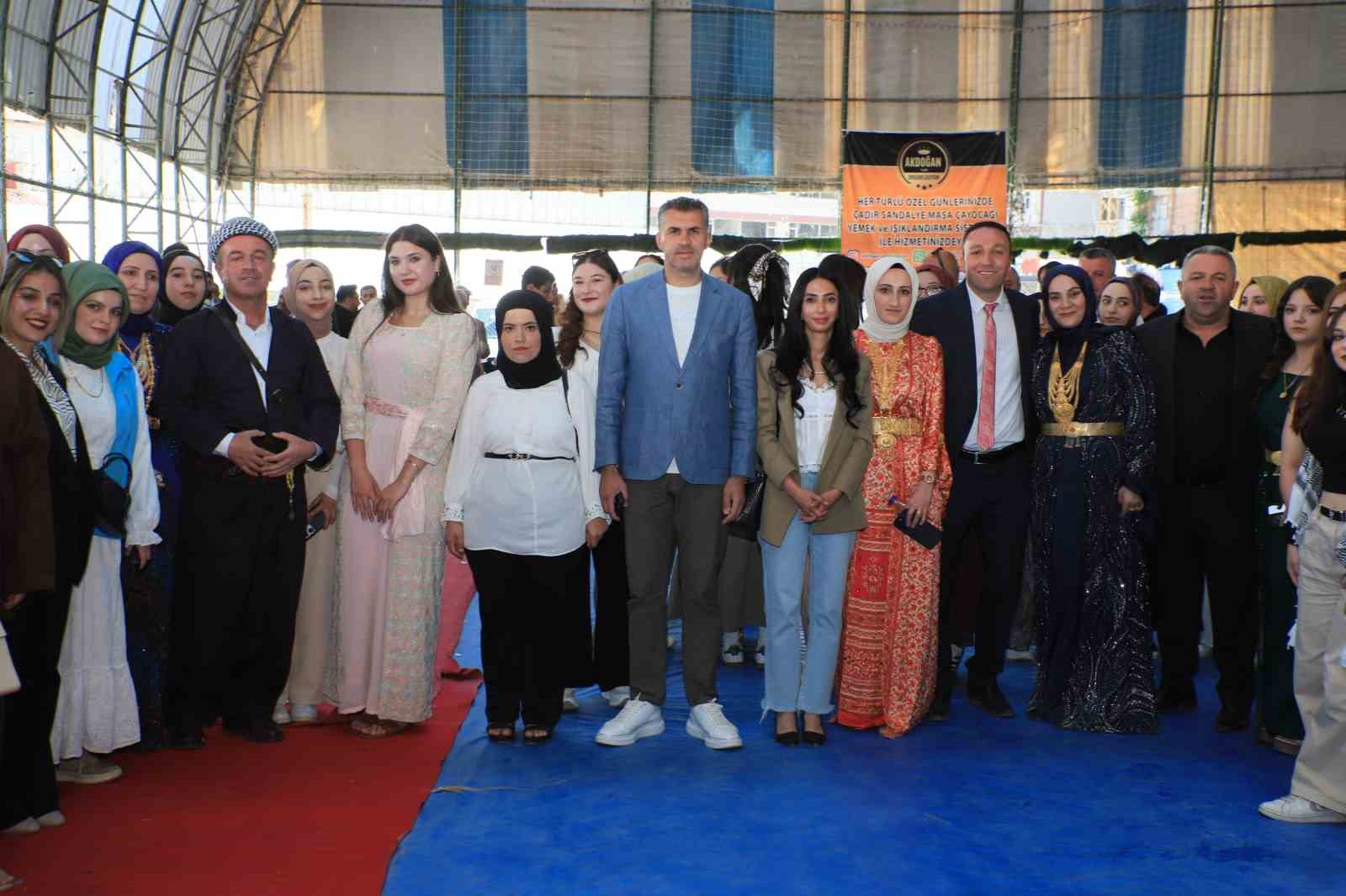 Farklı illerden Hakkari’ye gelen gençler halay çekti 