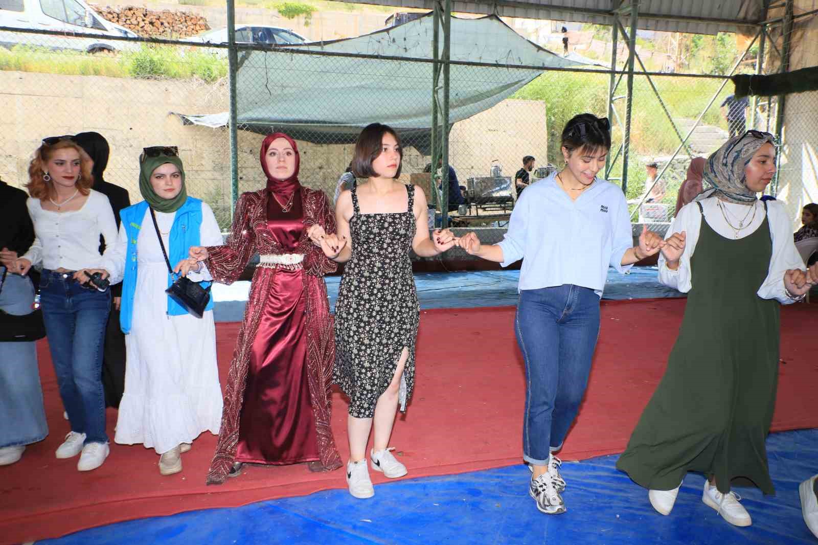 Farklı illerden Hakkari’ye gelen gençler halay çekti 