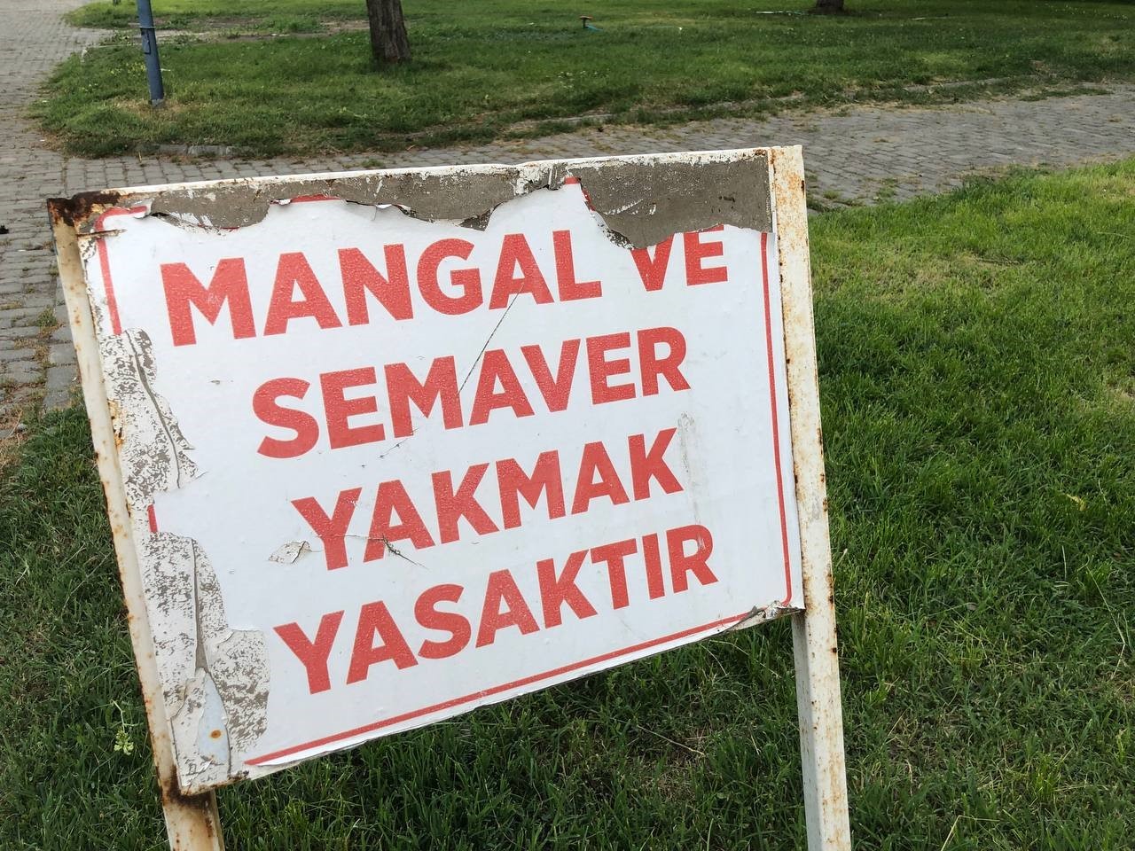Atatürk Parkında yasak olmasına rağmen mangal ve semaver yakıp geriye çevre kirliliği bırakılmasına tepkiler büyüyor 