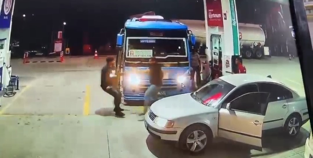 Sürücülerin güzergah kavgası kamerada 