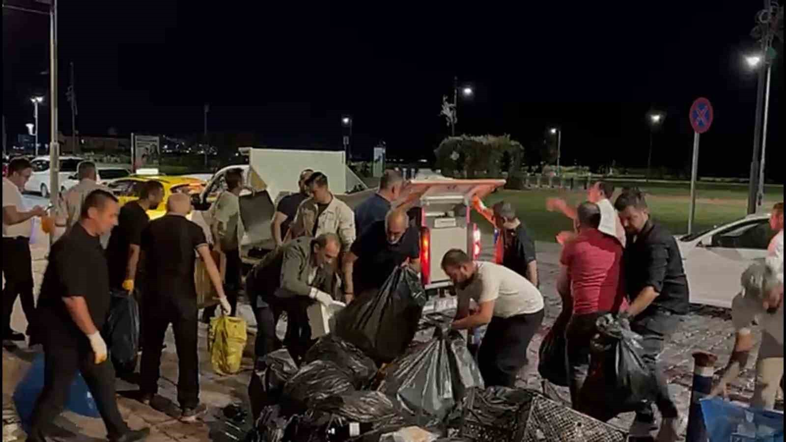 İş başa düştü, biriken çöpleri Başkan Cemil Tugay topladı 