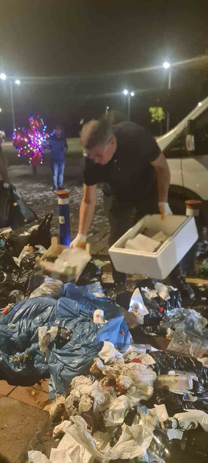 İş başa düştü, biriken çöpleri Başkan Cemil Tugay topladı 