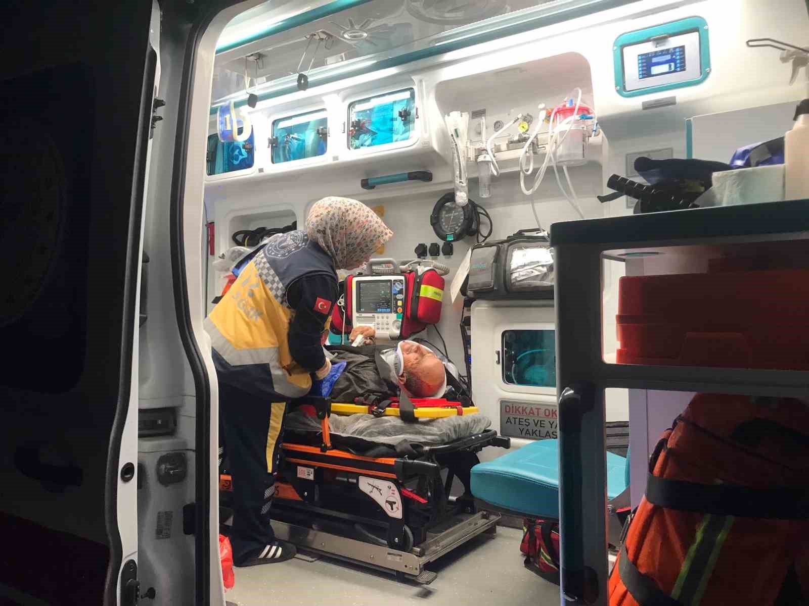 Traktör ile hafif ticari araç çarpıştı: 4 yaralı 