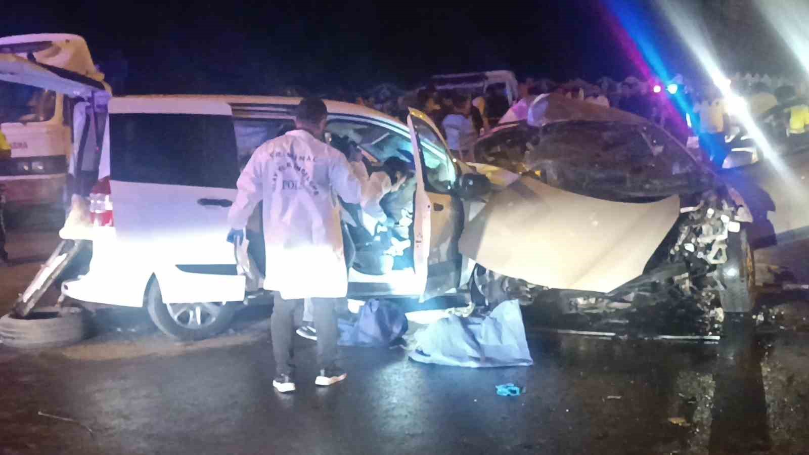 Gaziantep’te iki araç kafa kafaya çarpıştı: 5 ölü, 2 yaralı 