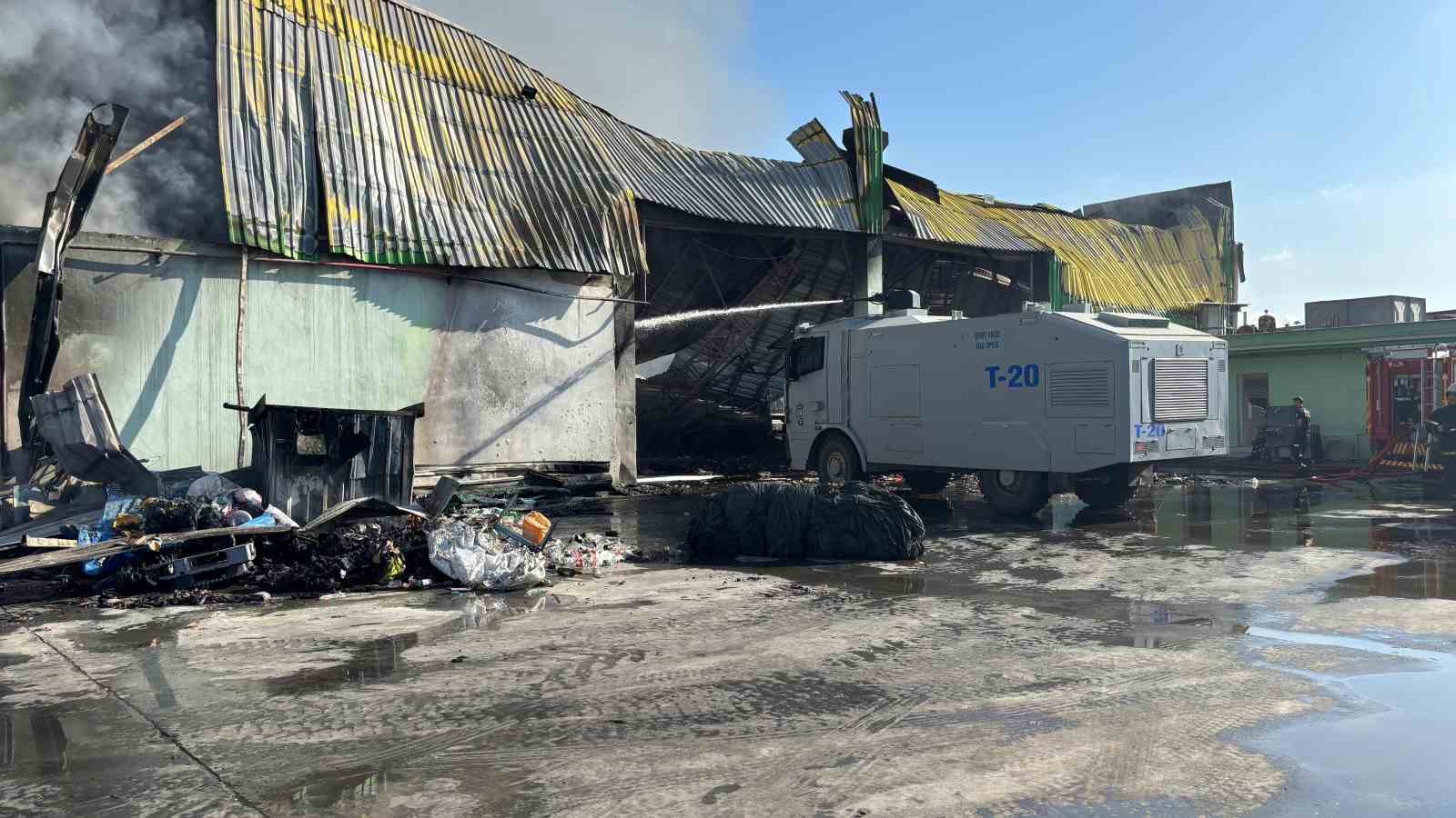 Adana’da geri dönüşüm fabrikasındaki yangın kontrol altına alındı 