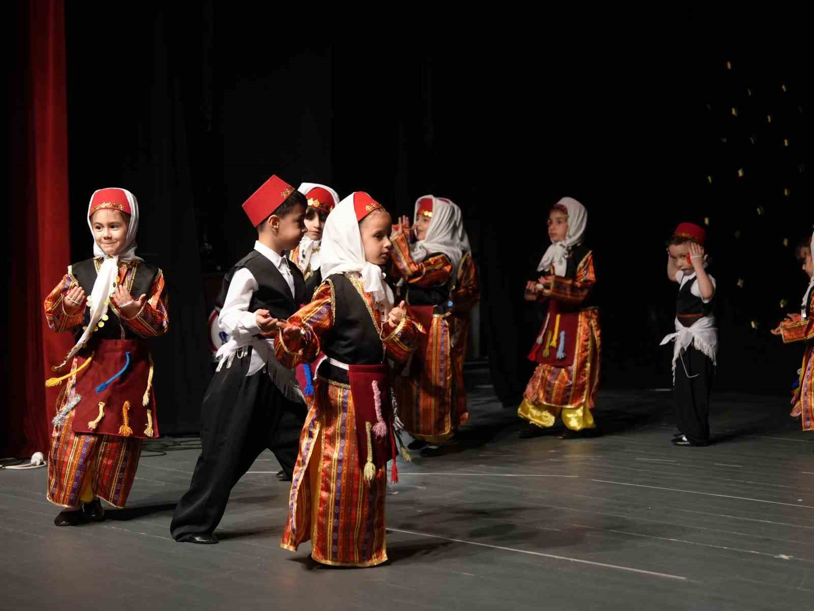 Öğrencilerden muhteşem yıl sonu gösterisi 
