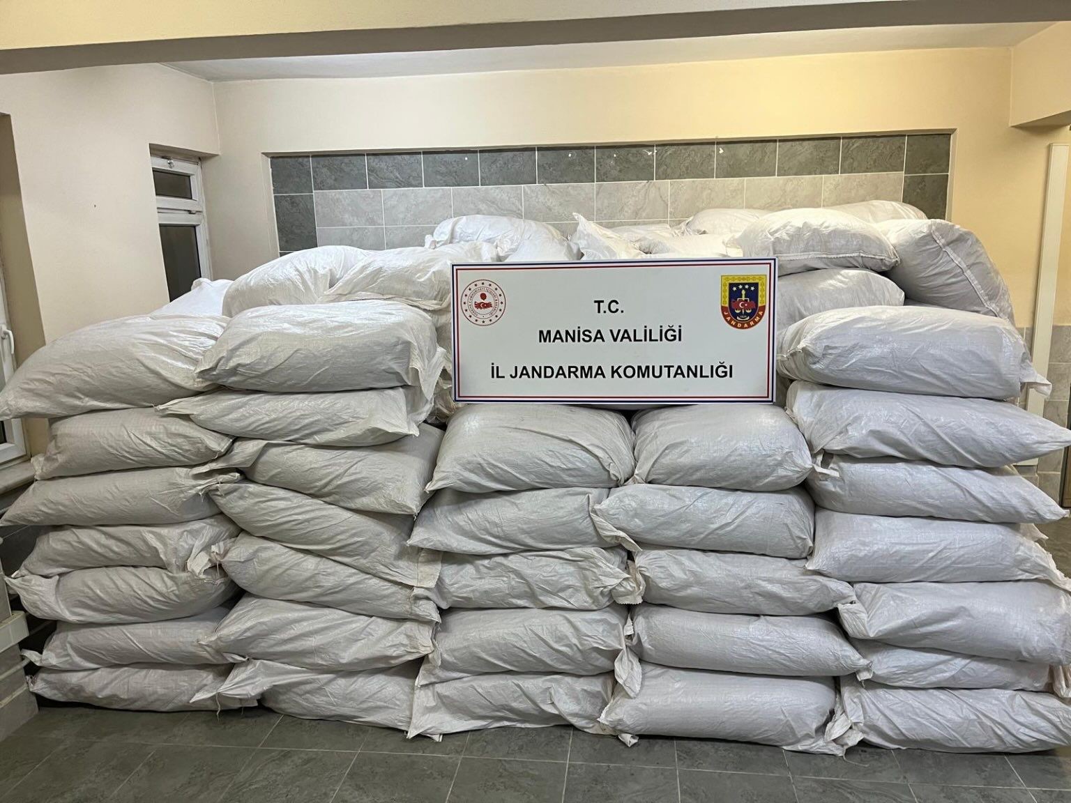 Manisa’da 7 bin 900 kilo kıyılmış tütün ele geçirildi