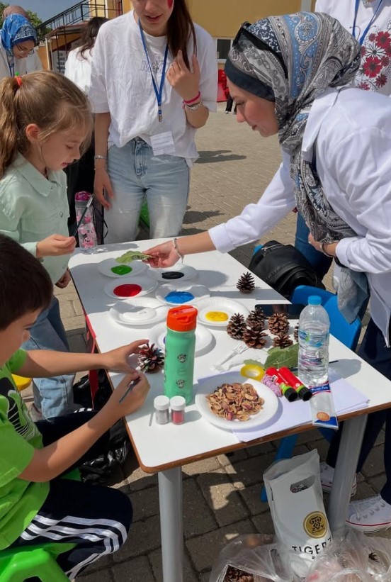 Gediz’de çocuk şenliği coşkusu: minikler hem eğlendi, hem öğrendi 