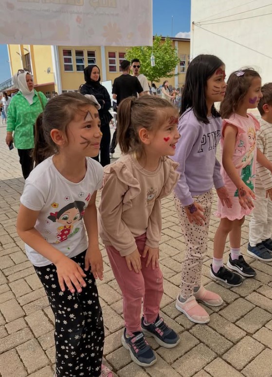 Gediz’de çocuk şenliği coşkusu: minikler hem eğlendi, hem öğrendi 