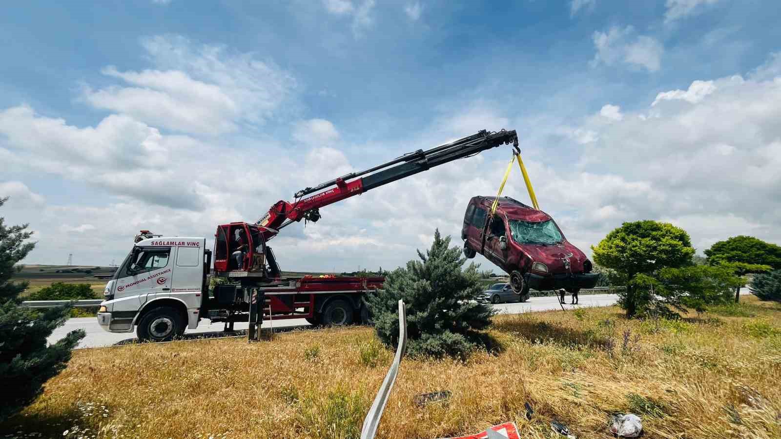 Devrilen hafif ticari araçta 2 kişi yaralandı 