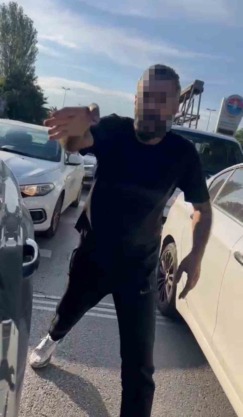 Maltepe’de çocuklarının yanında kadın sürücüye dehşeti yaşatan 2 şüpheli tutuklandı