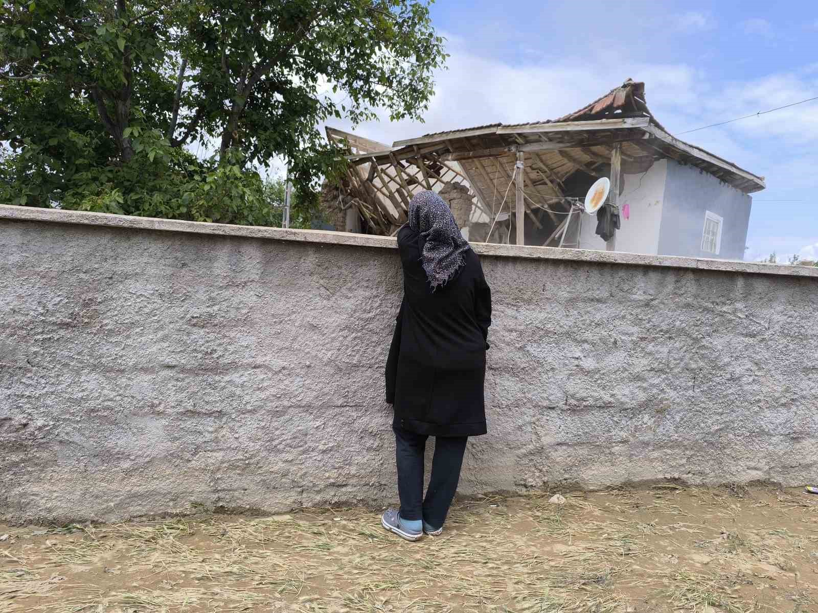 Evini kaybetti, ekmek teknesini enkazdan çıkardı 