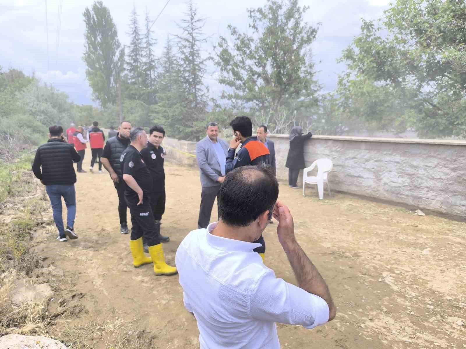 Evini kaybetti, ekmek teknesini enkazdan çıkardı 