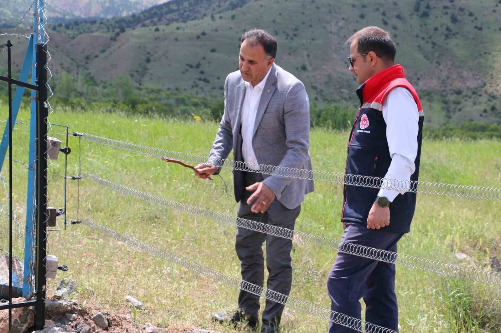 Kurduğu modern meyve bahçesinde teknolojinin imkanlarını kullanıyor 