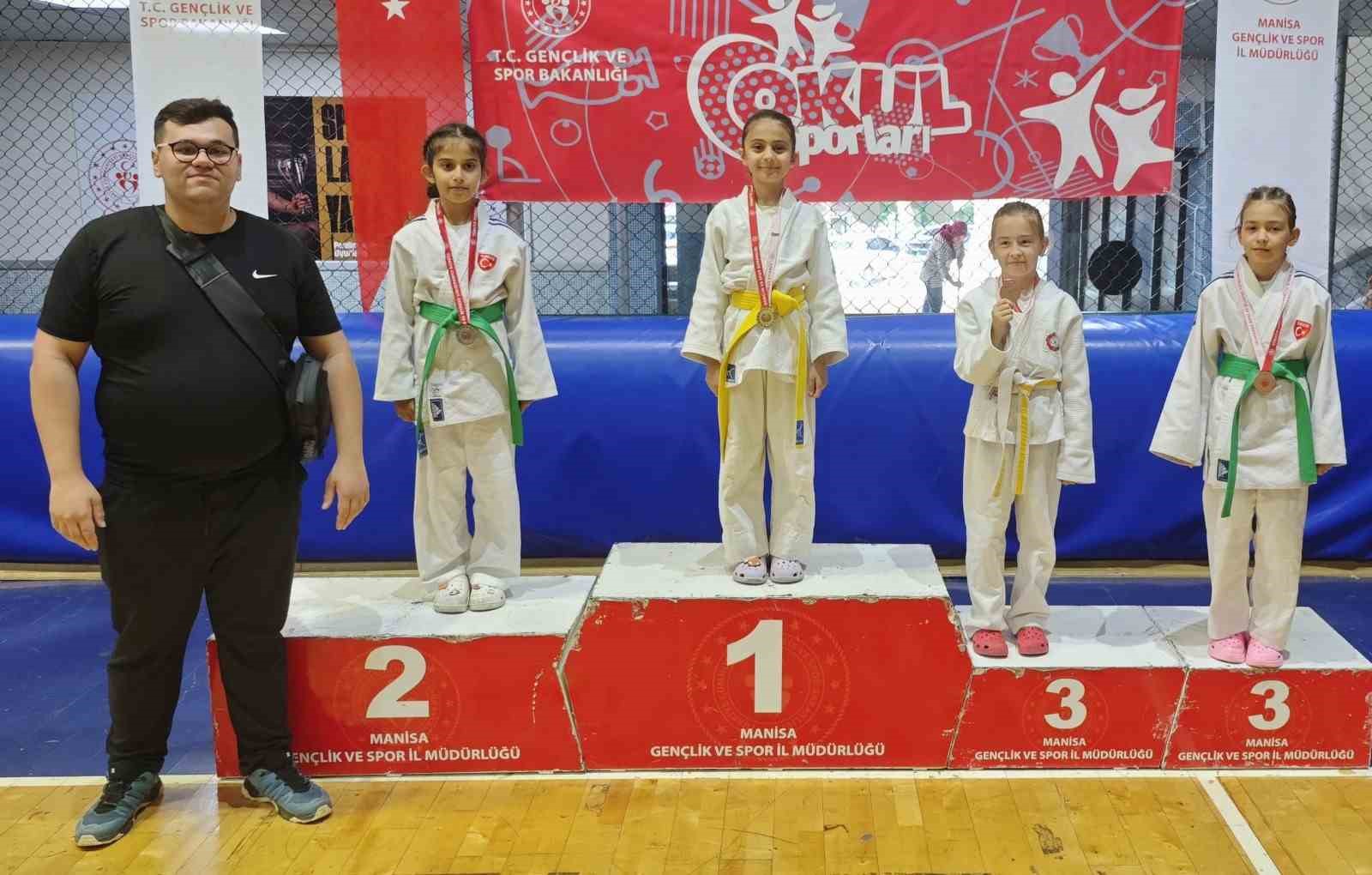 Yunusemreli minik judocular madalyaya doymuyor 