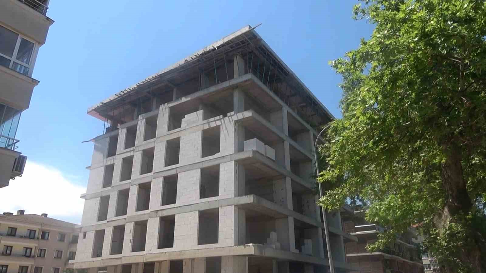 Yalova’da inşaatın 5. katından düşen işçi ağır yaralandı