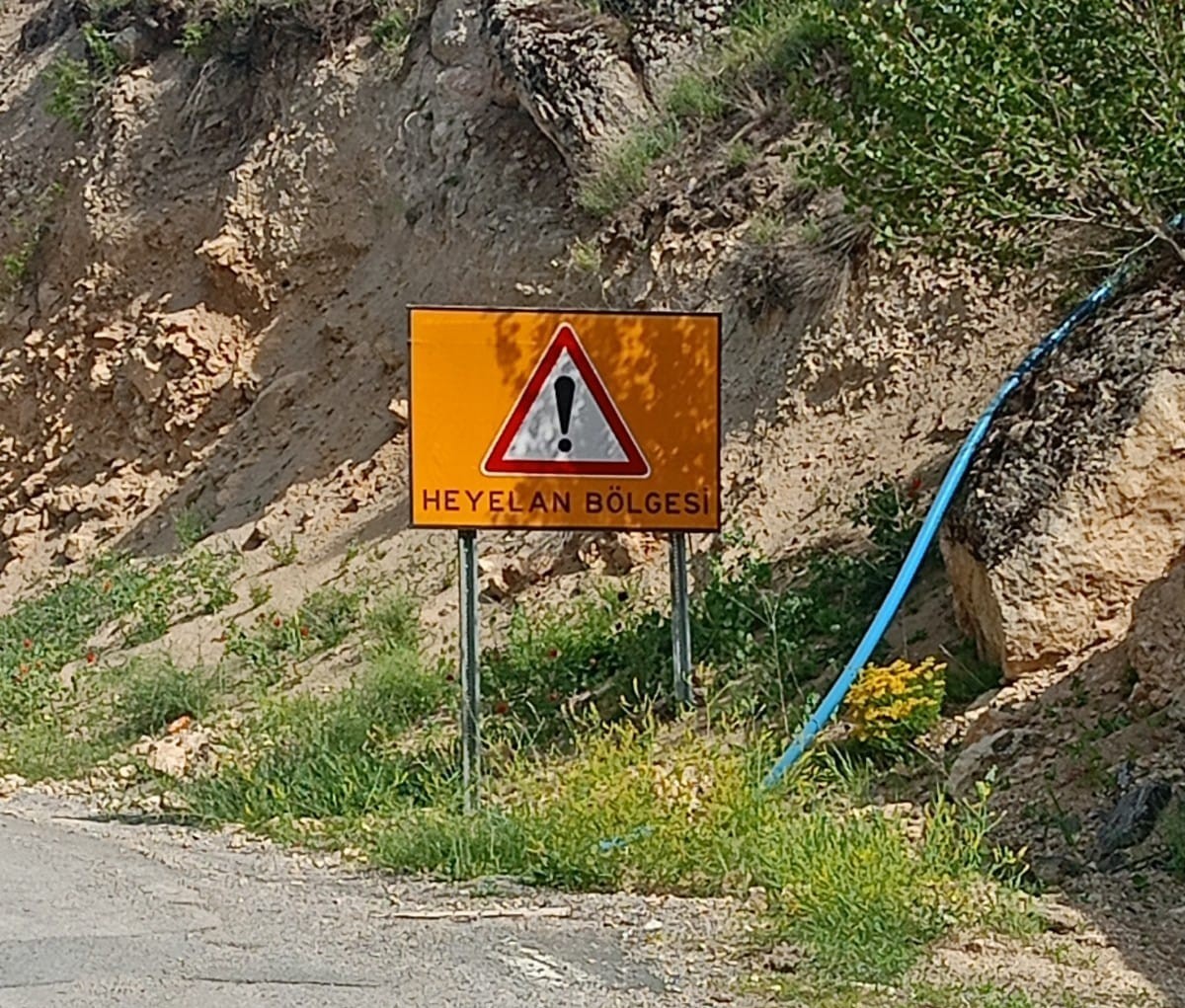 Darende’de heyelan riski nedeniyle yol ulaşıma kapatıldı 