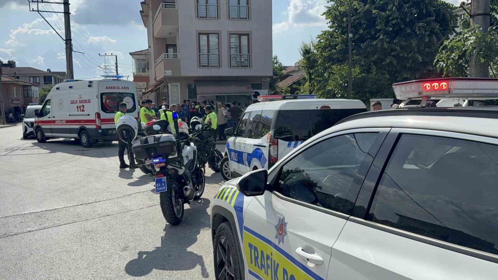 Gelen otomobilden korktular kaldırıma atlarken yaralandılar 
