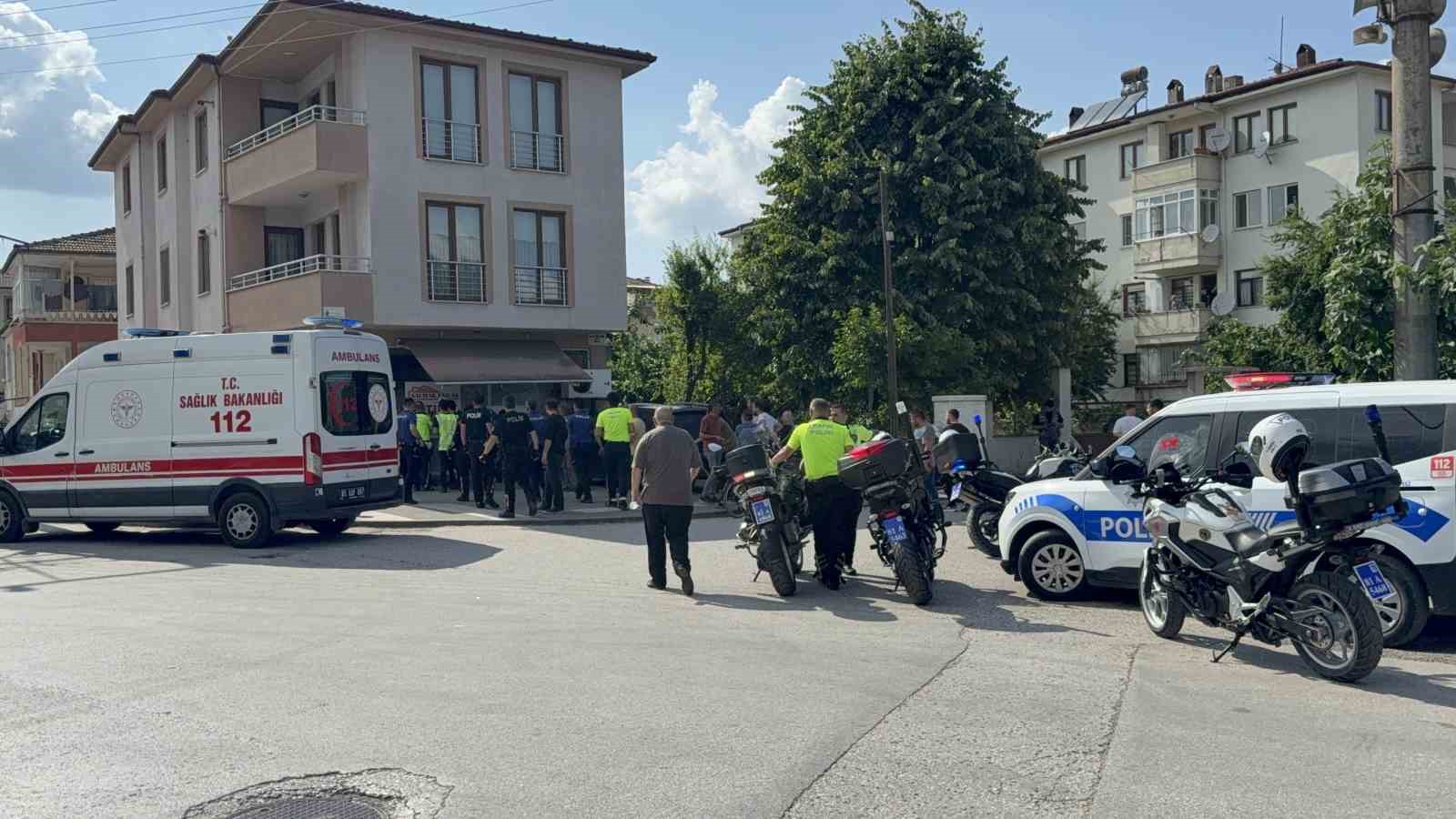 Gelen otomobilden korktular kaldırıma atlarken yaralandılar 