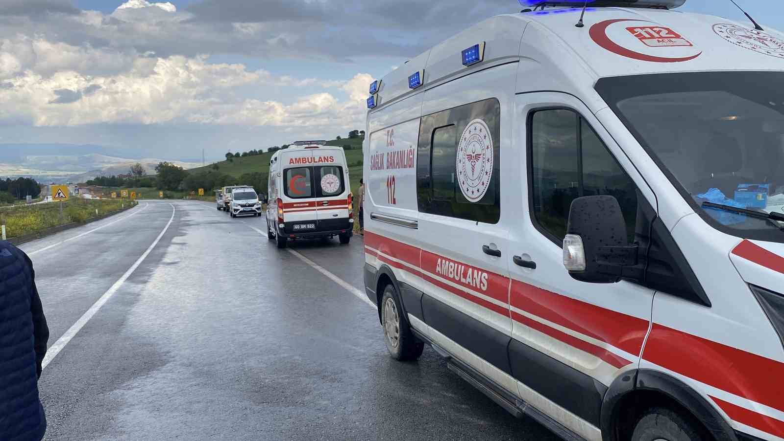 Tarlaya uçan otomobildeki 3 kişi yaralandı