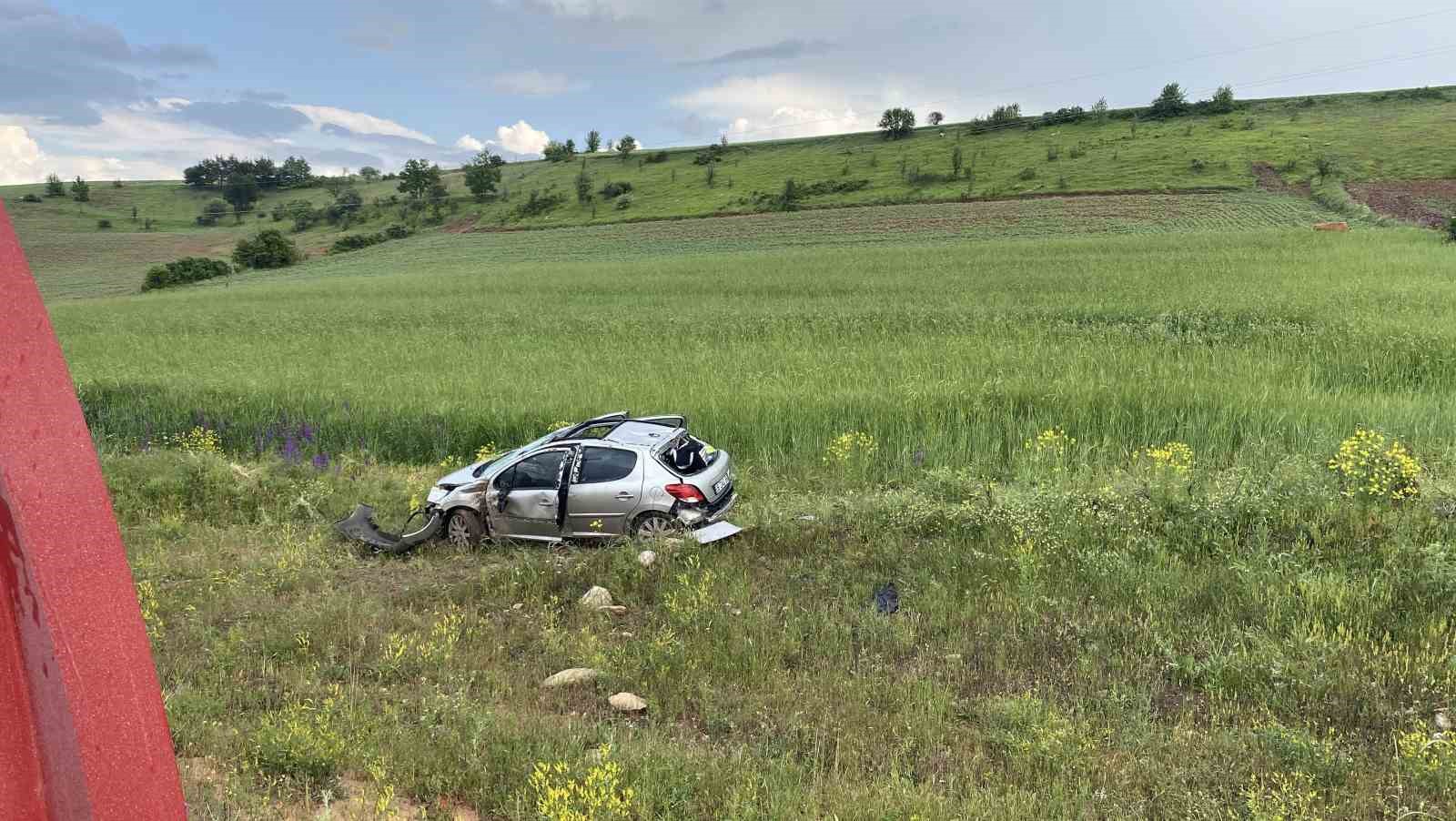 Tarlaya uçan otomobildeki 3 kişi yaralandı 