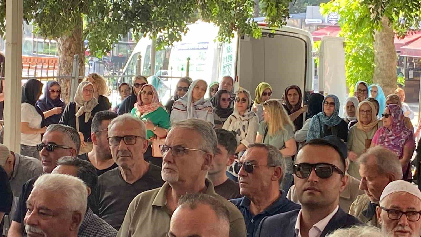 Demet Akalın kuzenini son yolculuğuna uğurladı 