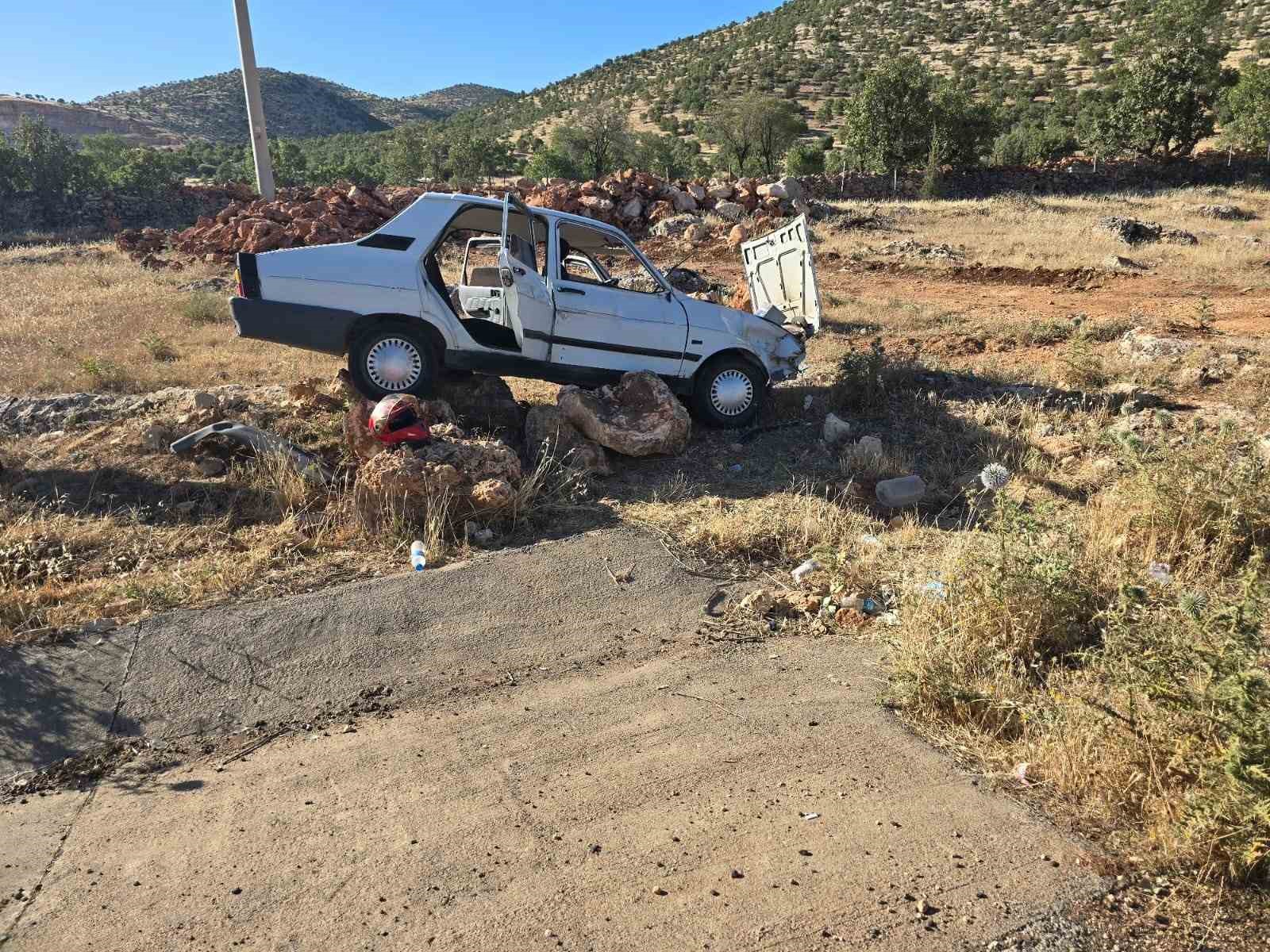 Motosiklet ile manevra yapan otomobil şarampole yuvarlandı: 5 yaralı 