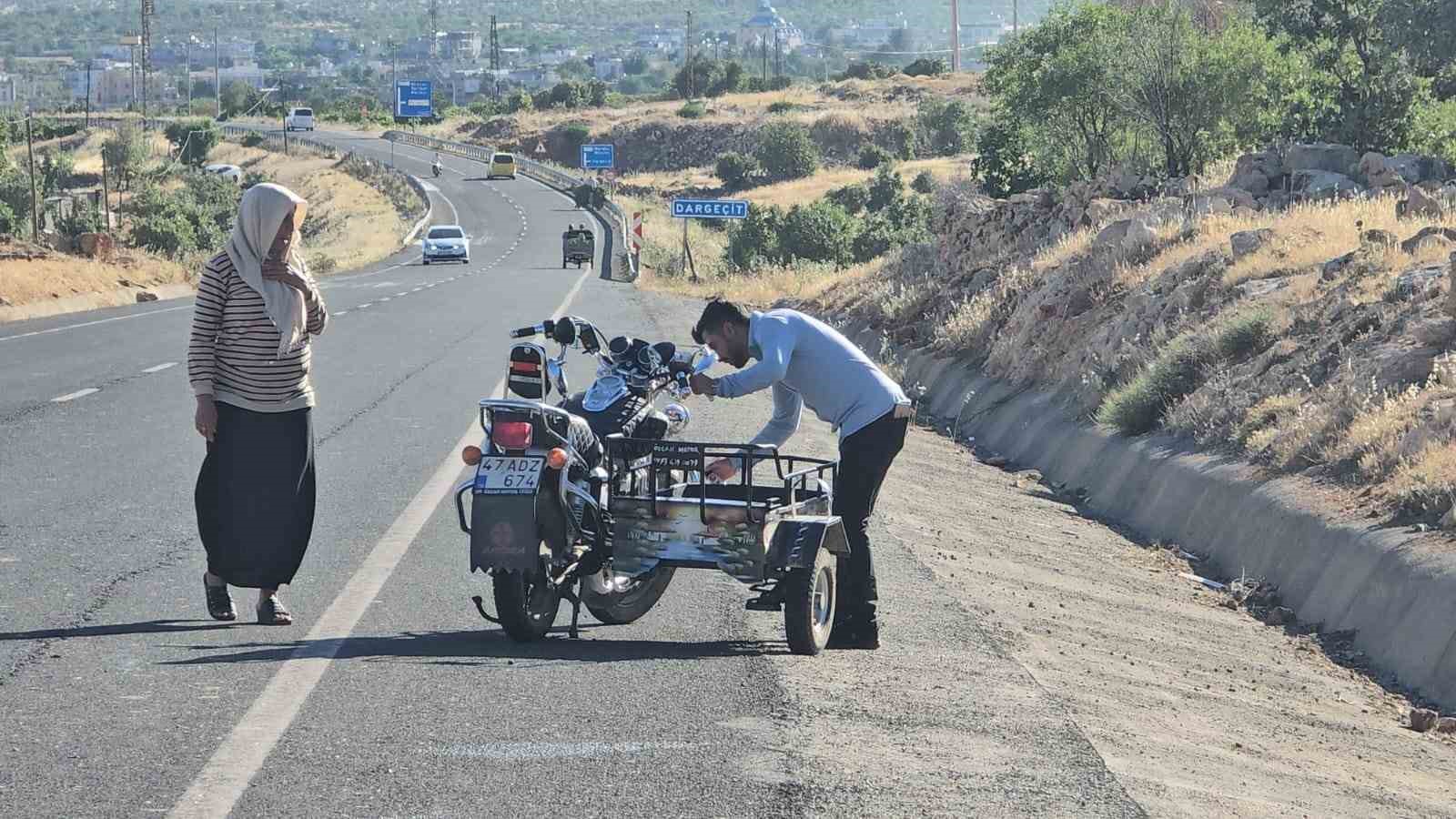 Motosiklet ile manevra yapan otomobil şarampole yuvarlandı: 5 yaralı 