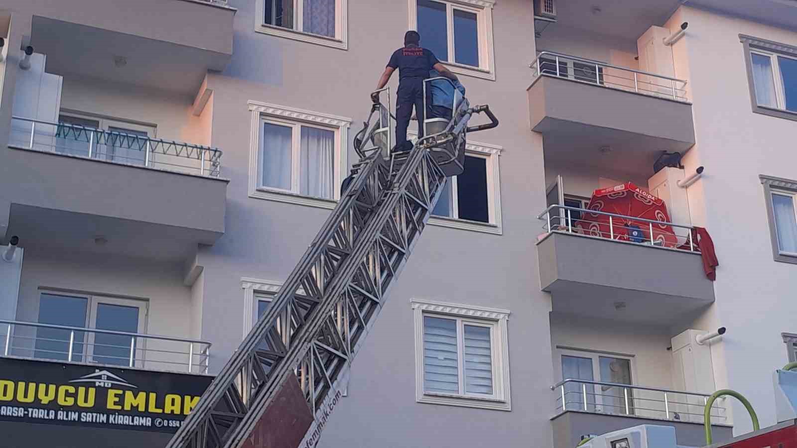 Muğla’da ev yangını: 1 kişi balkondan kurtarıldı 