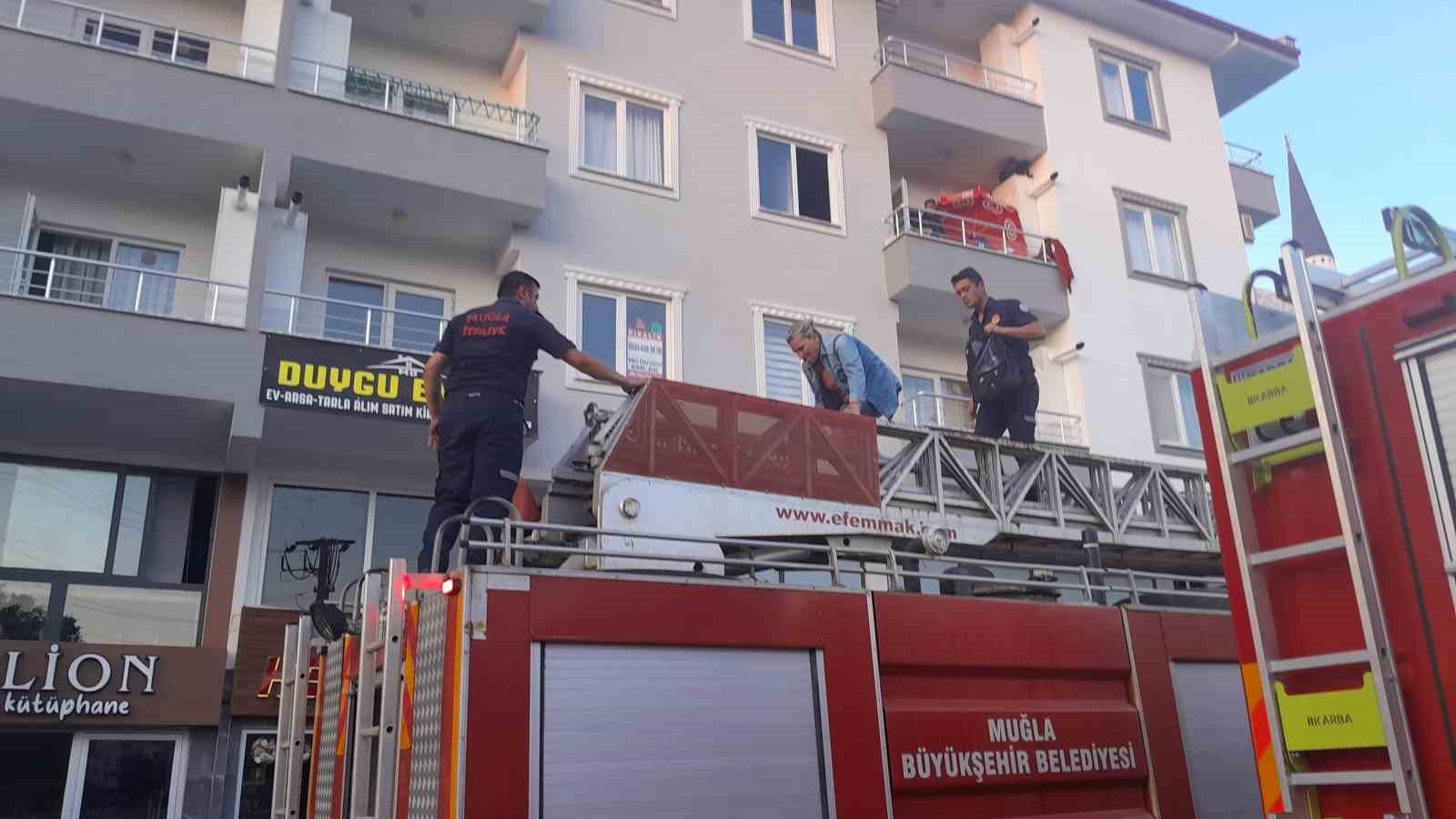 Muğla’da ev yangını: 1 kişi balkondan kurtarıldı 