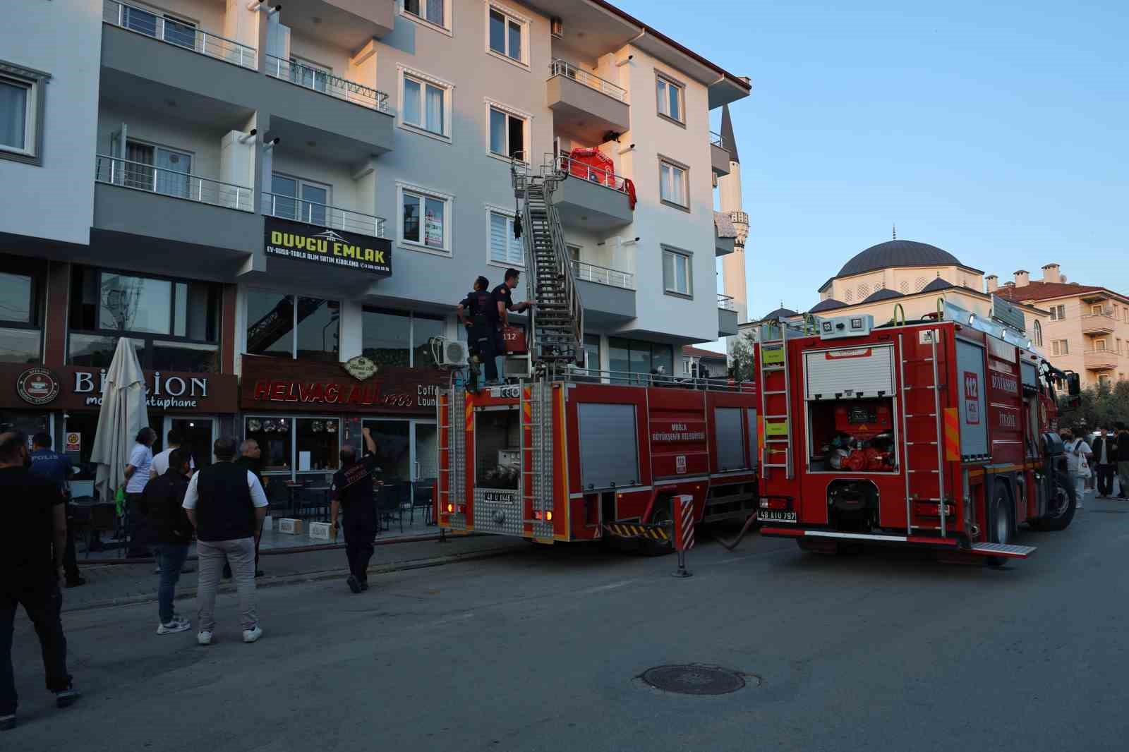 Muğla’da ev yangını: 1 kişi balkondan kurtarıldı 