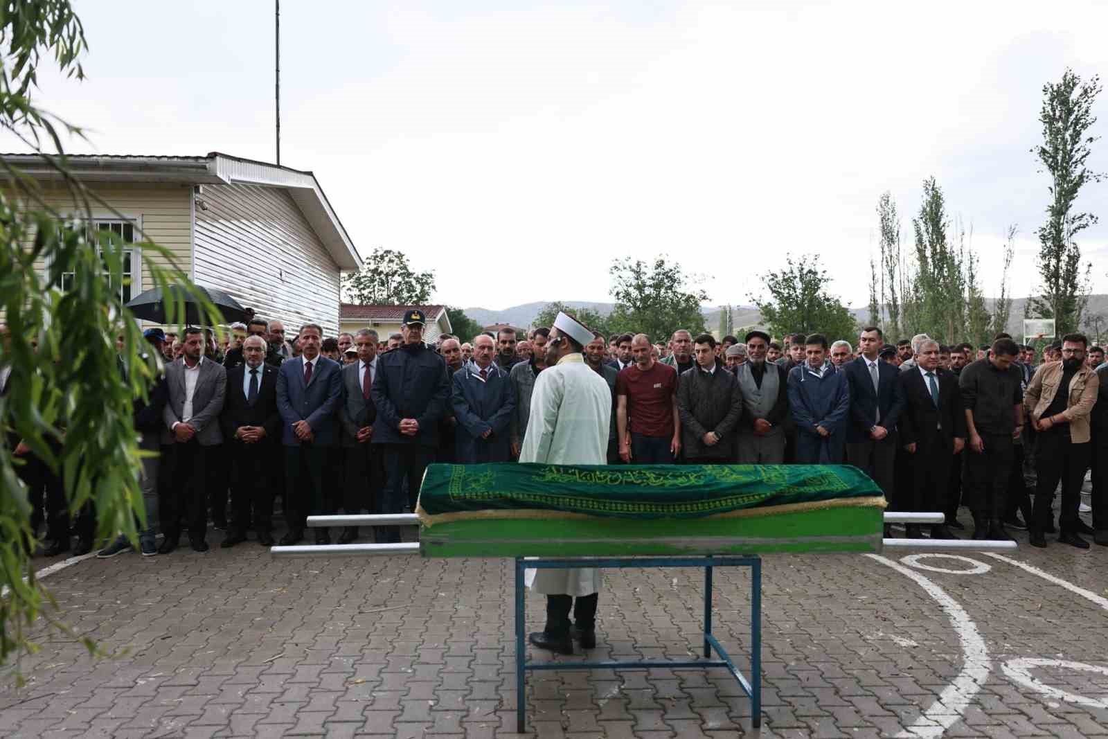 Mersin’de denizde boğulan lise öğrencisi memleketi Çorum’da son yolculuğuna uğurlandı 