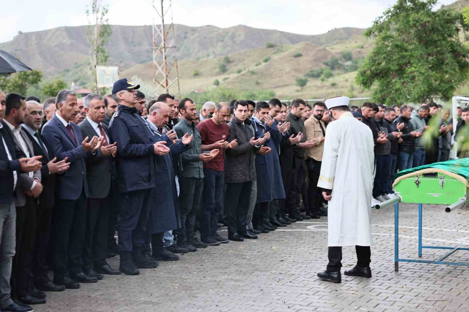 Mersin’de denizde boğulan lise öğrencisi memleketi Çorum’da son yolculuğuna uğurlandı 