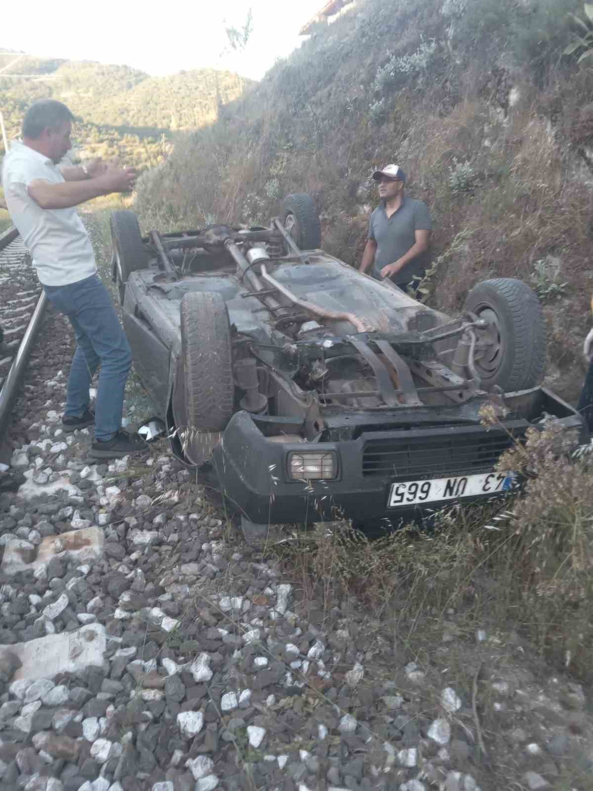 Dursunbey’de otomobil şarampolden tren yoluna uçtu 