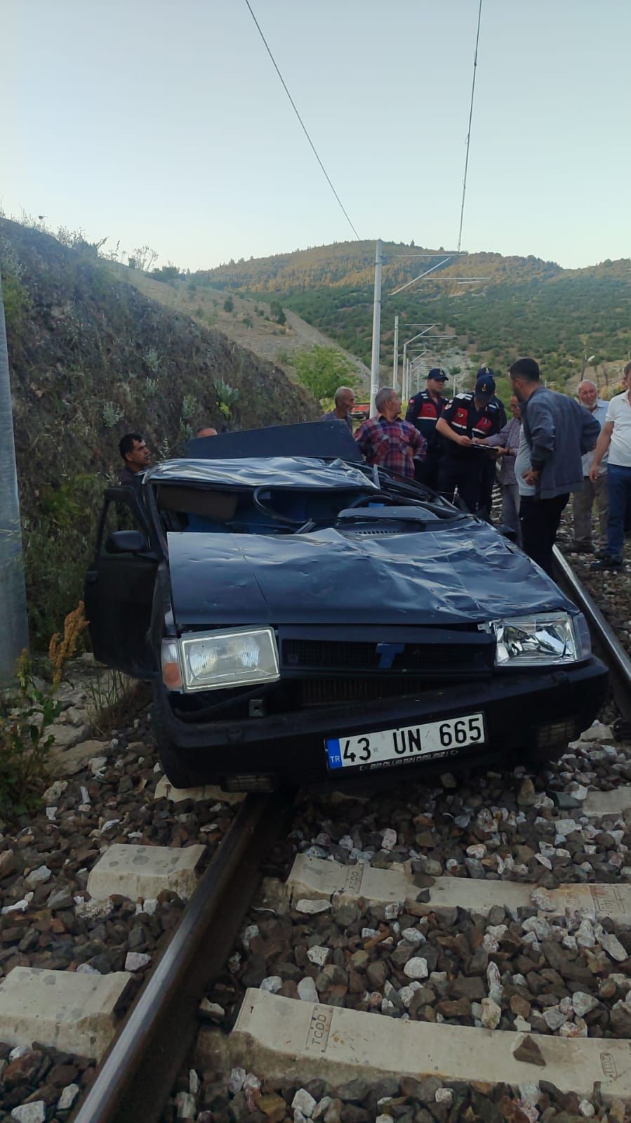 Dursunbey’de otomobil şarampolden tren yoluna uçtu 