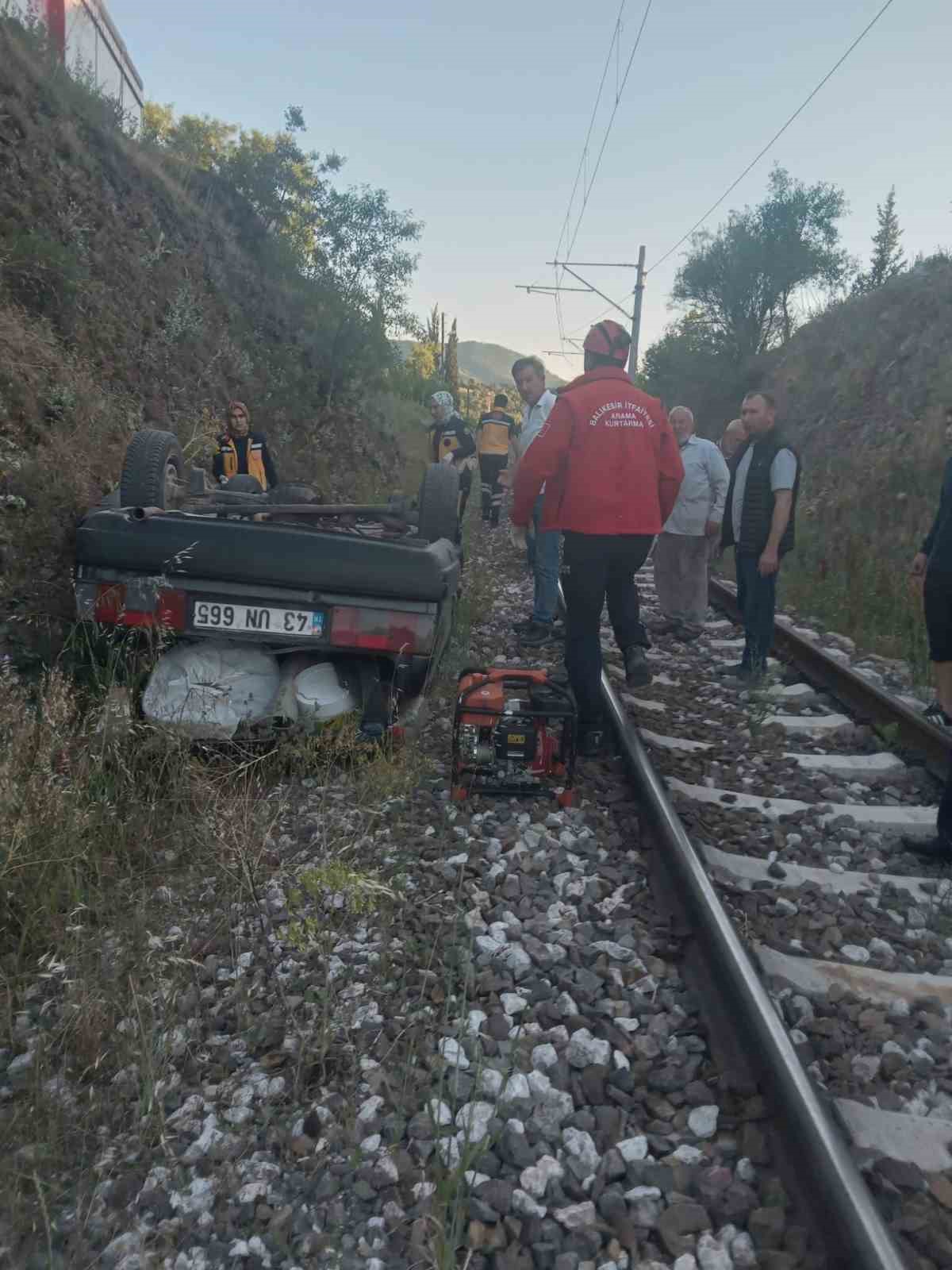 Dursunbey’de otomobil şarampolden tren yoluna uçtu 