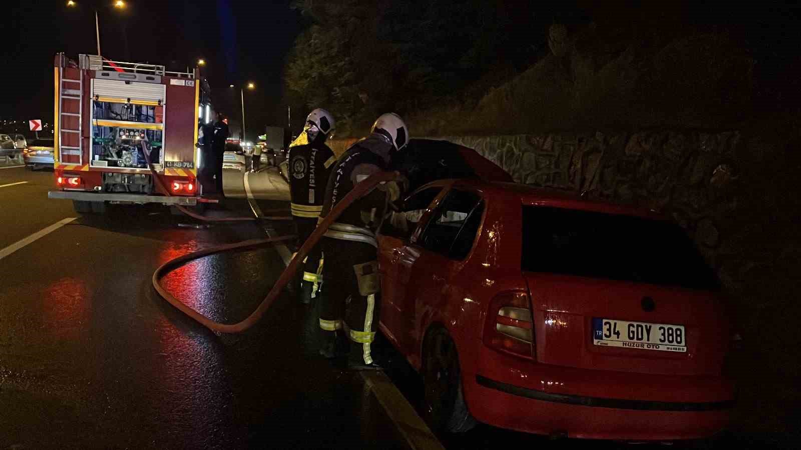 Seyir halindeki otomobilde yangın... Alevleri fark edip son anda indiler 