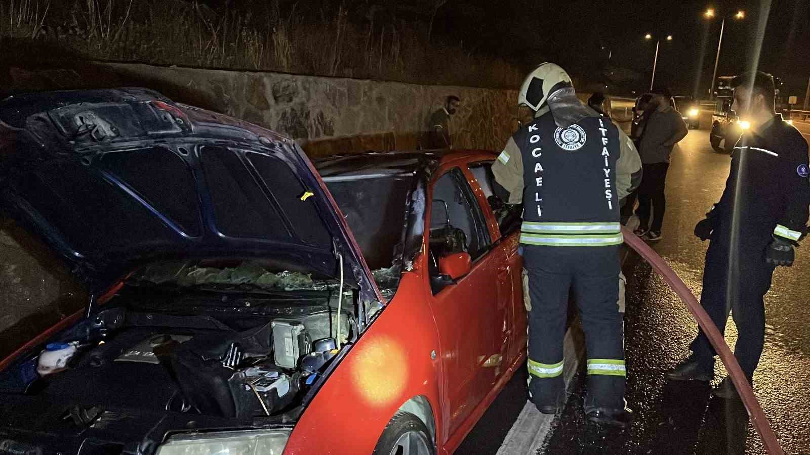 Seyir halindeki otomobilde yangın... Alevleri fark edip son anda indiler 