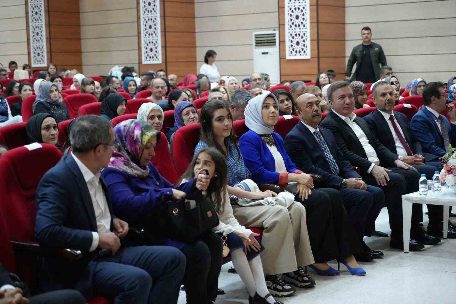 Ortaokul öğrencilerinden oluşan koro Neşet Ertaş türkülerini seslendirdi 