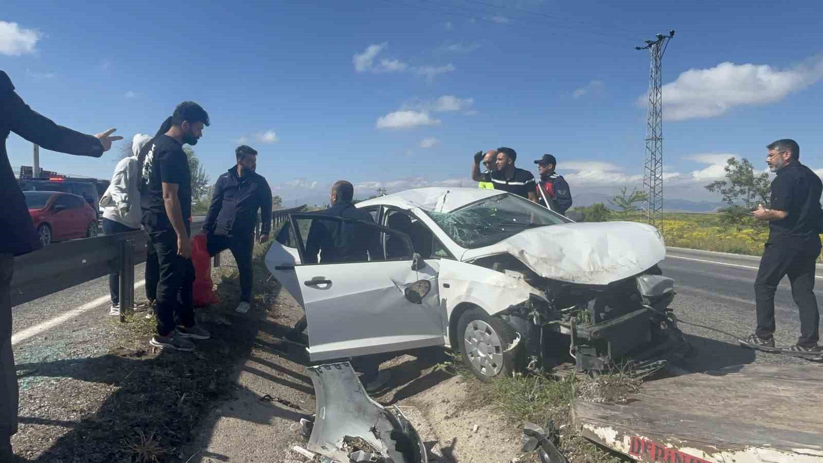Nevşehir’de takla atan otomobil refüje devrildi: 4 kişilik aile yaralandı 