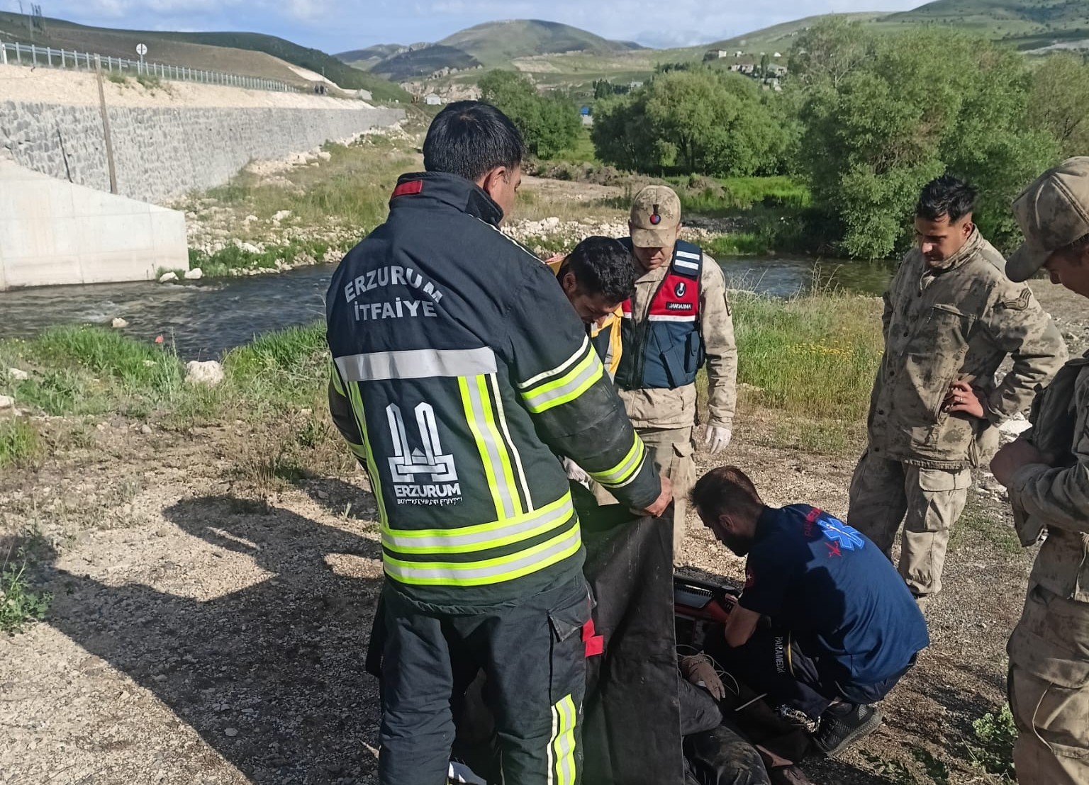 Dereye uçan araçta bir aile yok oldu 