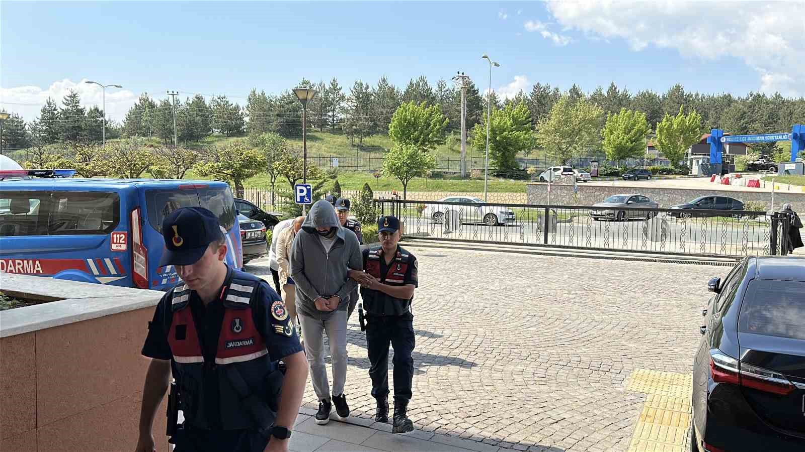 Sahte lastik ilanlarıyla onlarca milyonluk vurgun yapan örgüt çökertildi: 8 gözaltı 
